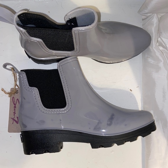 Boots - Picture 4 of 6